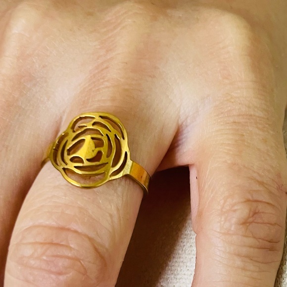 NWT Stainless Steel Gold Plated Ring Laser Cut Pattern Fashion Ring Size 7 - Picture 7 of 12